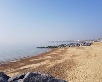 Cosy caravan with side decking at Felixstowe Beach Holiday Park ref 55012SW - Felixstowe - Spiaggia