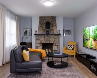 'Croton Quarters' - Comfortable Apt with Modern Amenities near Food, NYC Close! - Croton on Hudson - Salon