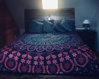 Majestic Lakefront Log Cabin located in the NC High Plains - Roxboro - Bedroom
