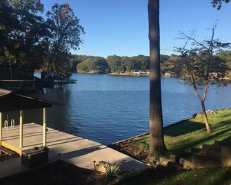 Clean,Quiet, great view, right on the water..\n - Muscle Shoals - Outdoors view