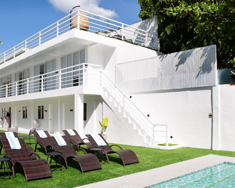The Beachfront Bataan - Morong - Piscina