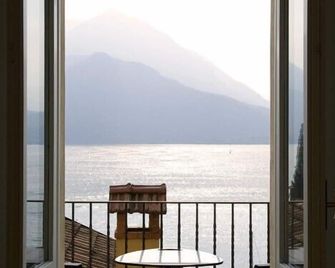 Apartment with breathtaking view over the lake, no car needed - Varenna - Balcony