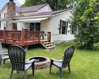 Charming 3-bedroom farmhouse with WiFi, AC in wonderful North Central PA - Lawrenceville - Patio