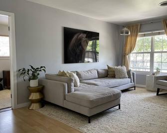 Tranquil, spacious SOCO home near St. Ed's University - Austin - Salon