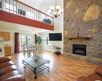 Spacious Family Mountain Gem Nestled in Nature-5 min to Historic Murphy! - Murphy - Living room