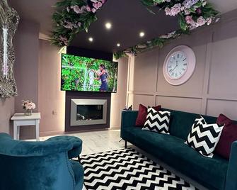 The Ultimate Hen Suite with Bar & Makeup Room - Manchester - Living room