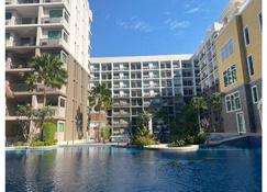 Modern quiet 1-bedroom condo in a central resort - Pattaya - Rakennus