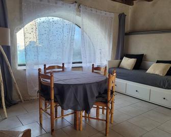 Maison de Vacances Face au Mont Lozère au Milieu des Bois - Le Bleymard - Comedor