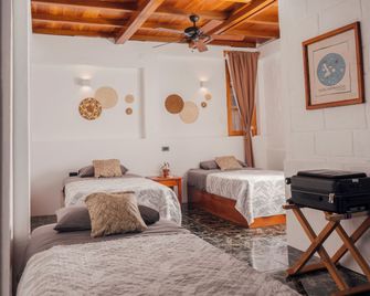 Hotel Pimampiro - Puerto Baquerizo Moreno - Bedroom