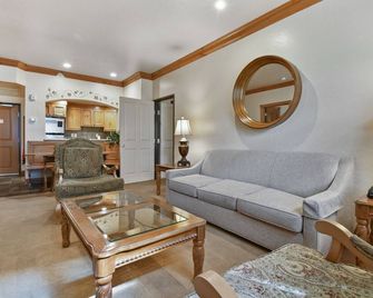 Family Vacation~Heated In/Out Pool, Tubing & Ice Skating Villa 1076 - Midway - Living room