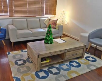 Great central location, one street back from the beach. - Beresford - Living room