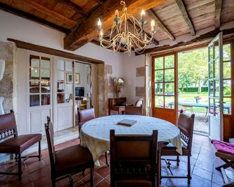 Dovecote in the quiet Gers countryside, heated swimming pool - Castéra-Verduzan - Comedor