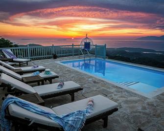 Villa Orizontas Corfu, private villa with breathtaking views - Magoulades - Pool