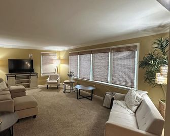 House with backyard and patio! Beautiful Rural Farmland Within Minutes - New Holland - Obývací pokoj