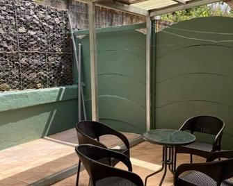 Charming 2-bedroom house with AC and WiFi in a quaint neighborhood. - Grecia - Patio