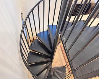 Luxury North Corktown Getaway - Detroit - Escaleras