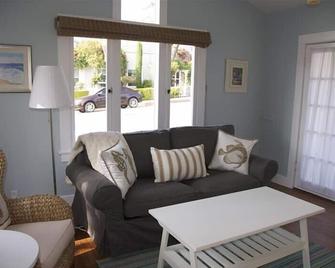 Historic Cottage 2 blocks to Beach & Town - Laguna Beach - Living room