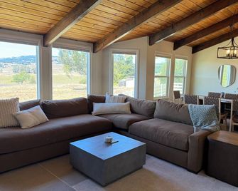 7-Acre Farm w/ Pool Nestled in Sonoma Wine Country - 4Bds + 3 Bath - Petaluma - Obývací pokoj
