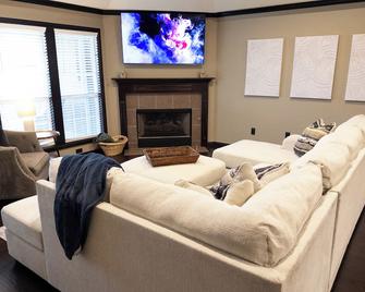 Your Family Home Away from Home - Broken Arrow - Living room