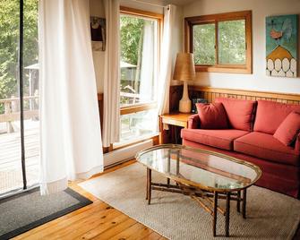Century old log cabin on the beach - Perth - Living room