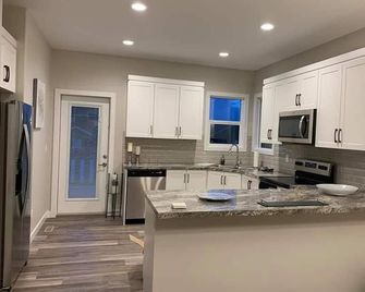 New executive home with hot tub and games area close to all amenities - Red Deer - Keuken