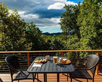 Your Mountain Getaway: 3 BR Log Home with Scenic Views on Private 2 Acres - Marion - Balkon
