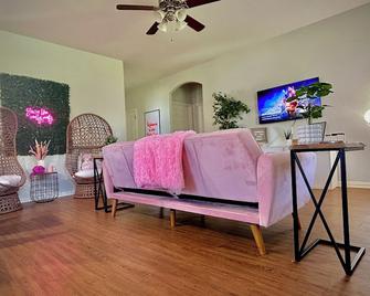 Babe Cave, 2 king beds, great, quiet location, near Choctaw Casino & Lake Texoma - Calera - Living room