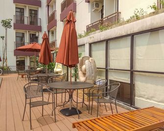 Best Homey And Cozy Studio At Dave Apartment - Depok - Balcón