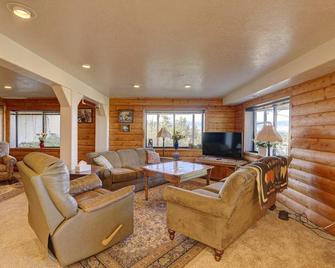 The Mountain View Walk Out , Truly Panoramic View - Sheridan - Living room