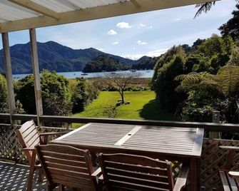 Relax and Enjoy - Waterfront Bach in Ngakuta Bay - Picton - Balcony