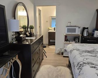 Private master bedroom in a farmhouse - Nanoose Bay