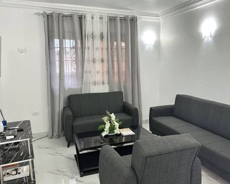 Charming 2-bedroom Ocean View Apartment with Wi-Fi, AC and Generator in Monrovia - Monrovia - Living room