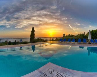 Studios Vrionis Panoramic Sunset - Kothreas - Bazén