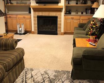 Disciples Ridge, Boyneland run 150 ft away, 3 Bedroom, optional Lower unit - Boyne Falls - Sala de estar