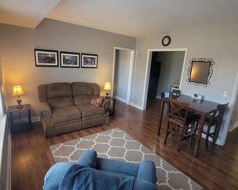 2 Bedroom Travelers Suite with Queen and Full Bed - Luverne - Living room