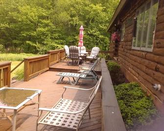 Quiet Country Log Home on three ponds. All we overlook is the scenery.. - Parish - Patio