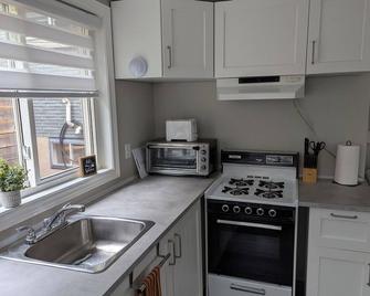 Welcome to our Cozy Gateway Getaway! - Grimsby - Kitchen