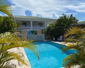 Private Studio at El Flamingo Beach Club - Manatí - Piscina