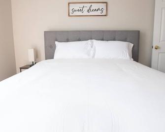 Spacious & Family-Friendly Retreat, 4 Bedrooms, Large Backyard near Fort Jackson - Elgin - Bedroom