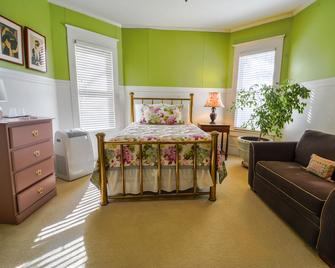The Dailey Renewal Retreat B & B - Greensboro - Bedroom