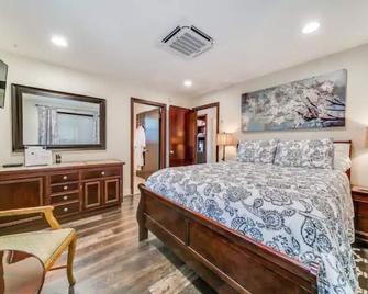 Under the Oaks, a charming, romantic retreat with hot tub and sauna - Universal City - Bedroom