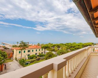 Hotel Belvedere - Forte dei Marmi - Balcón