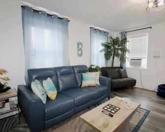 Beach Oasis, Mins To Cp & Sf, King/Wd/Pet Ok - Sandusky - Living room