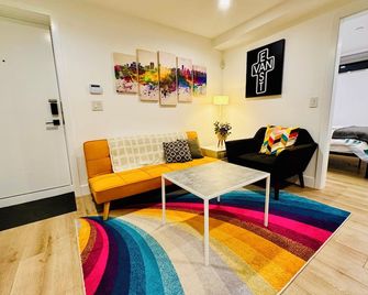 Vibrant East Van, easy access to downtown, mountains, shops and restaurants. - Vancouver - Soggiorno