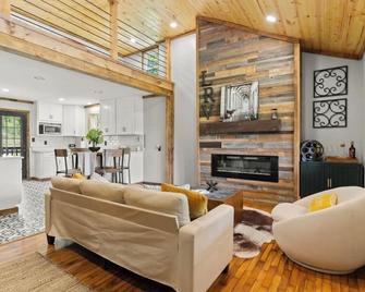 The Sanctuary @ Lost River State Park 2 Minutes from the Park and pet Friendly! - Mathias - Sala de estar