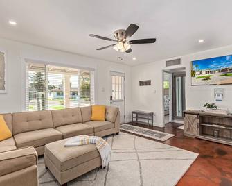 Modern Living! Camelback East-Biltmore Home - Phoenix - Living room