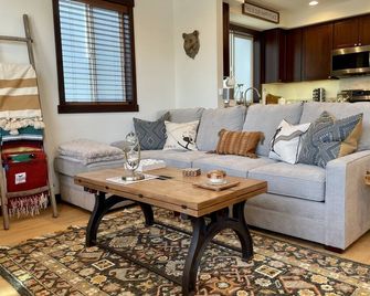 Basecamp at Mammoth Creek - Mammoth Lakes - Living room