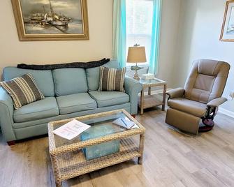 KING bed--Walk to Food & Entertainment in Downtown Newport - Newport - Sala de estar