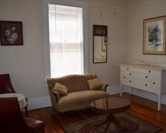 Historic Greeley Home - Charm and Location! - Greeley - Living room