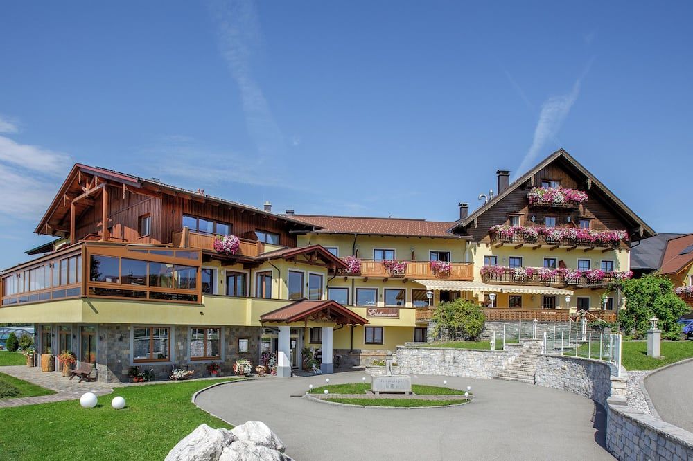 Panorama Hotel Leidingerhof - Mondsee - Building
